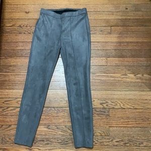 Fashionable pants able to dress up